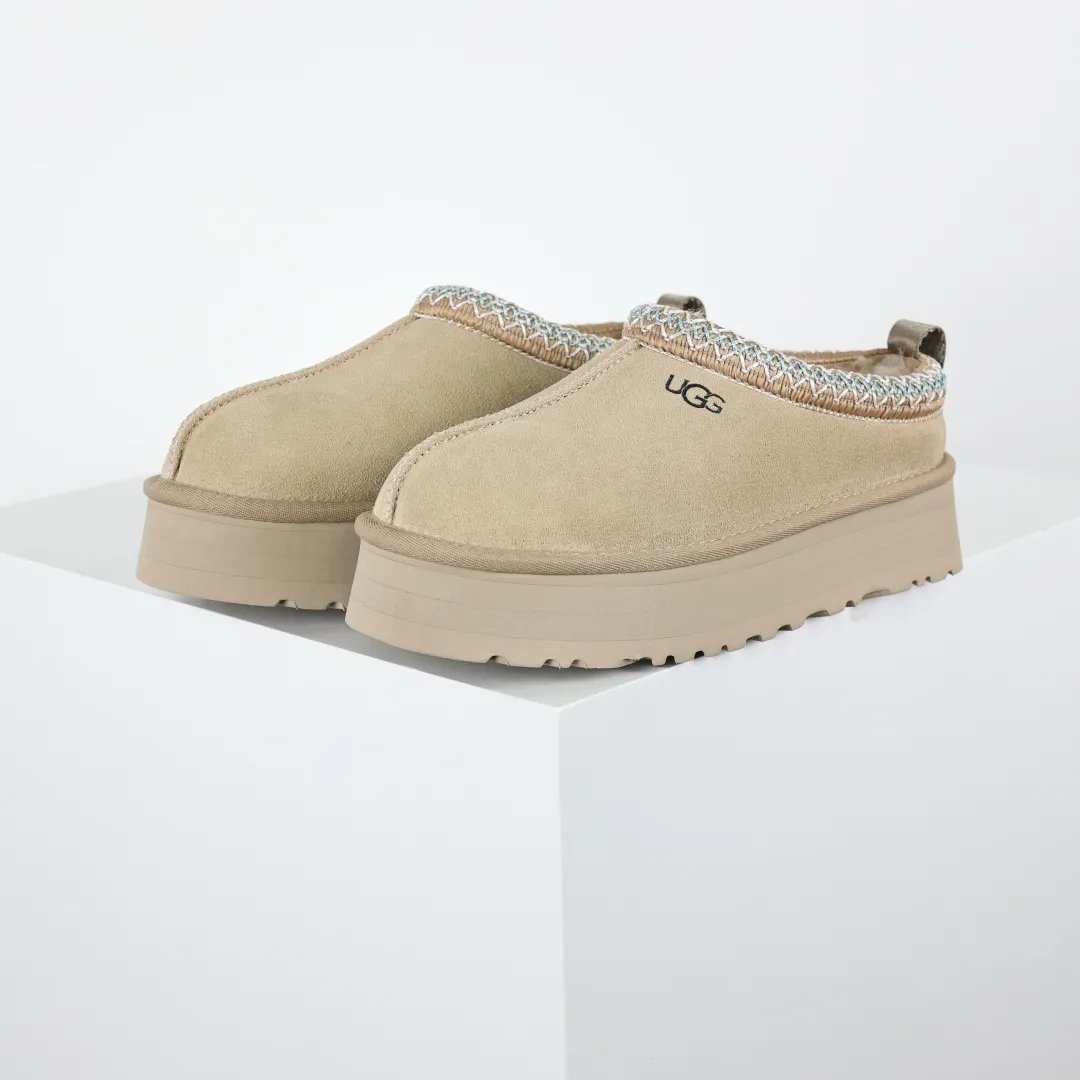 Copy price 💰560 Core recommendation of good price 5cm thick sole, independently developed original outsole, cashmere insole, keeping warm in winter, suitable for home use. In the new year, uug launched a style series, which is partially geared towards the preferences of young consumers. It has also moved to the forefront of fashion trends. Shoe body material, water-repellent coated suede upper, 17 mm UGGPURE™ implanted wool insole, lightweight non-slip and comfortable rubber outsole, with brand LOGO and trademark, with full package Size: 35 36 37 38 39 40 41 42